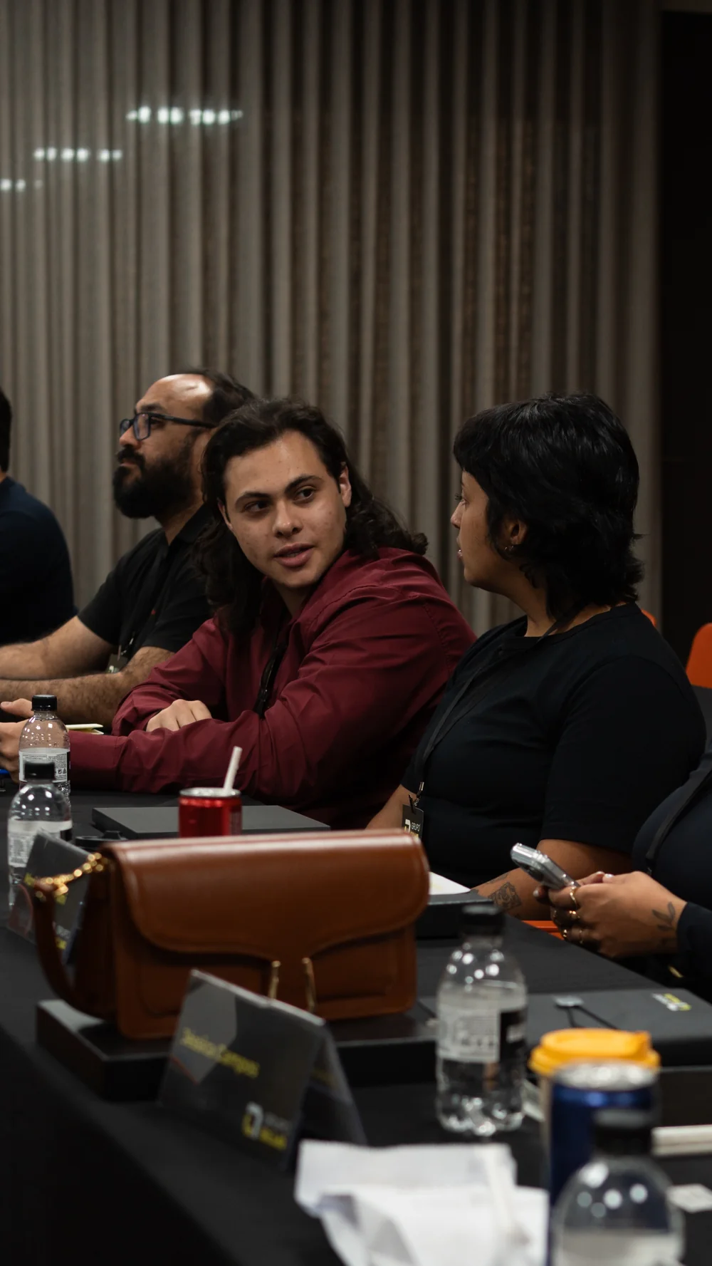 Cássio Branco conversando com participantes em um encontro profissional.